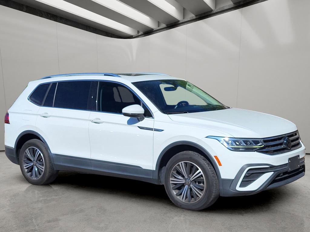 Used 2022 Volkswagen Tiguan SE w/ Panoramic Sunroof Package FWD image 5