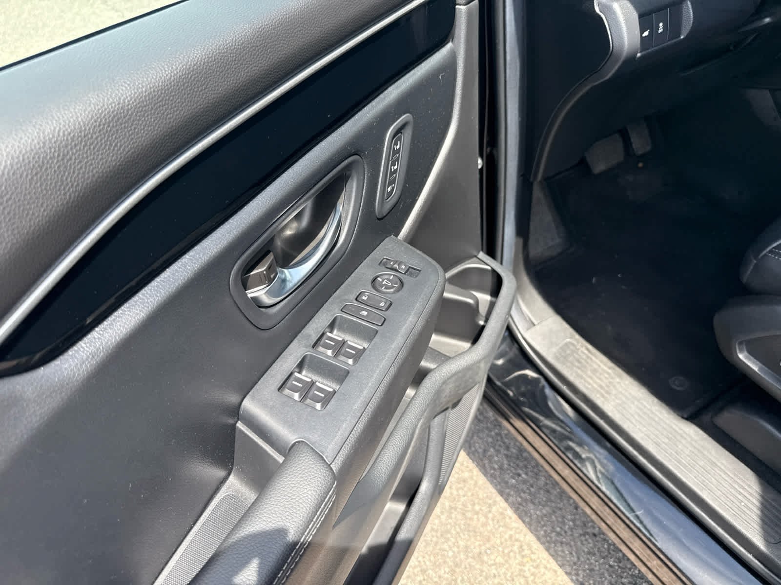 Used 2025 Honda Pilot Touring image 13