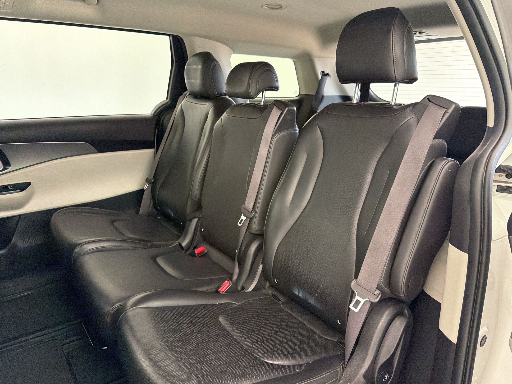 Used 2022 Kia Carnival LX FWD image 24