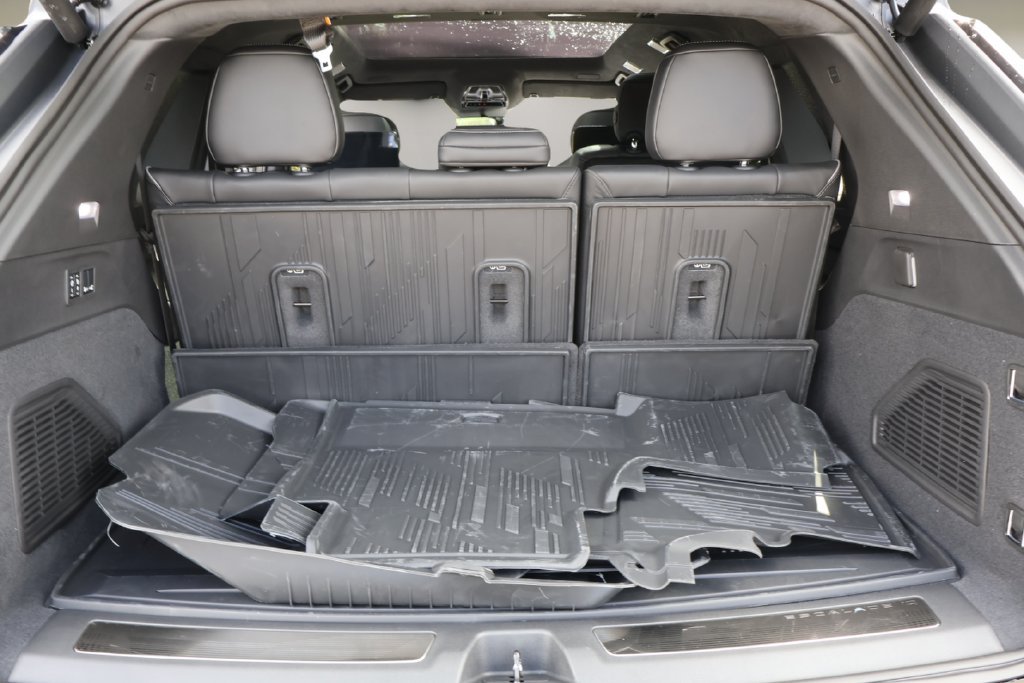 New 2026 Cadillac Escalade IQ Luxury 2 w/ LPO, Floor Liner Package AWD/4WD image 15