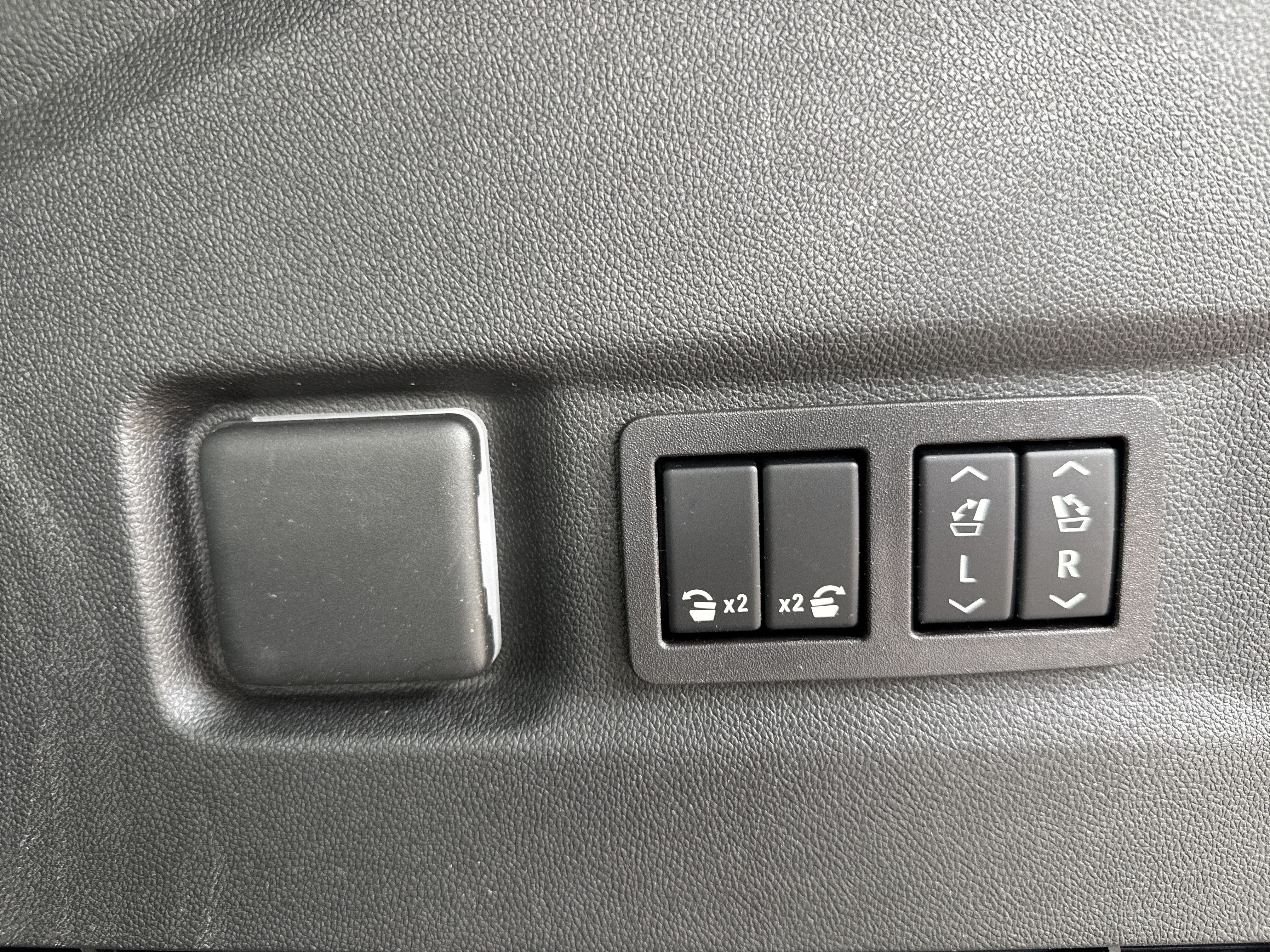 Used 2024 GMC Yukon XL Denali w/ Denali Reserve Package AWD/4WD image 38