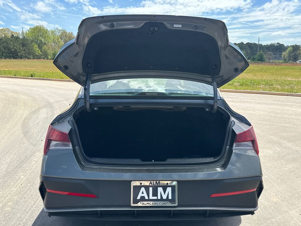 Used 2025 Hyundai Elantra SE FWD image 18