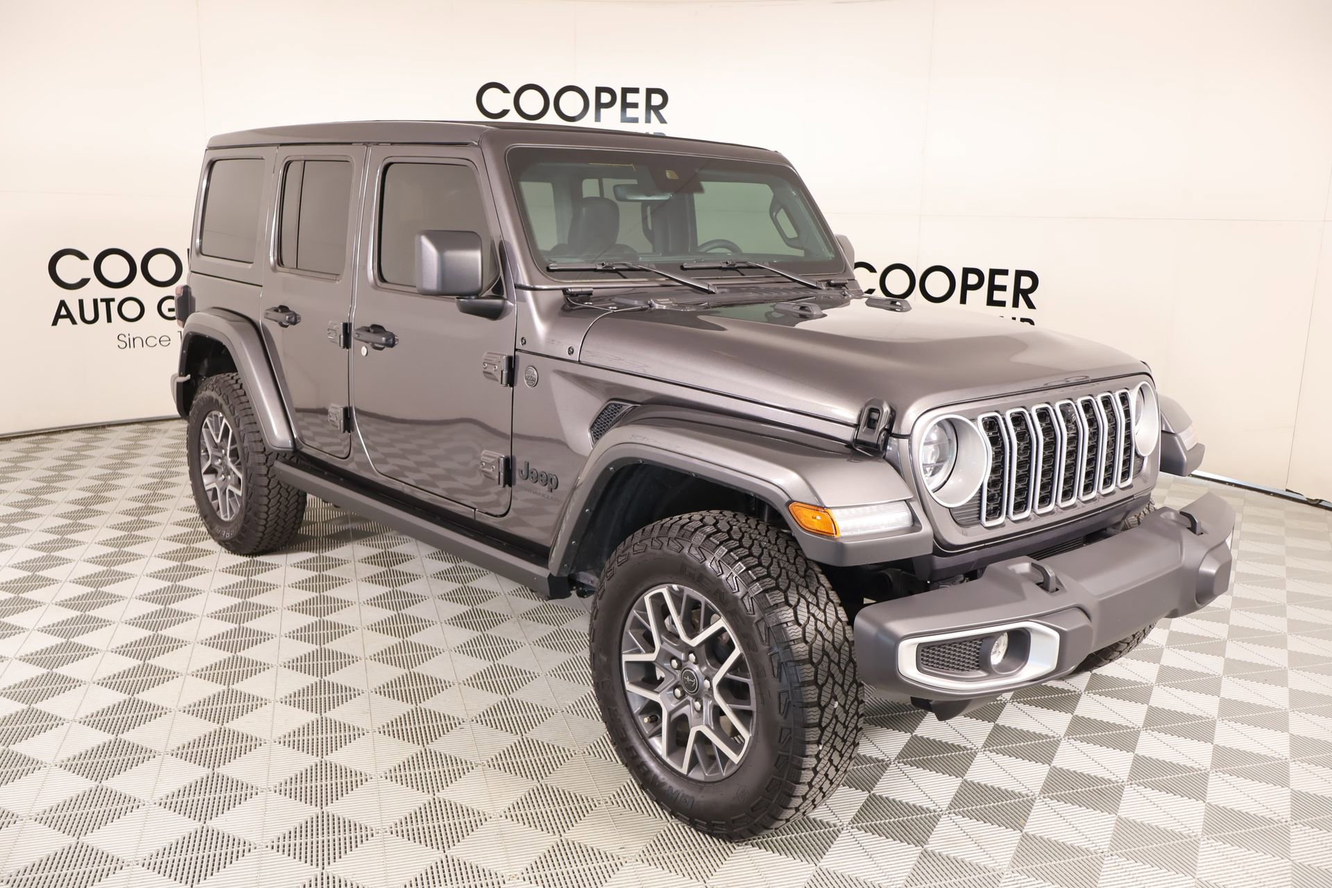 Used 2025 Jeep Wrangler Unlimited Sahara AWD/4WD image 1