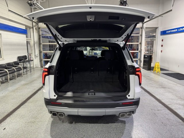 Used 2025 Chevrolet Traverse LT image 11