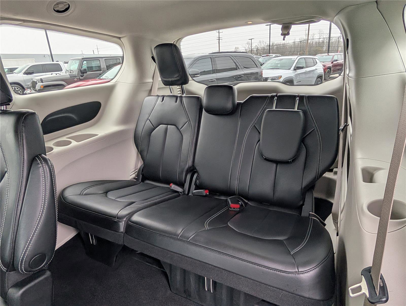 Used 2023 Chrysler Pacifica Touring-L image 13