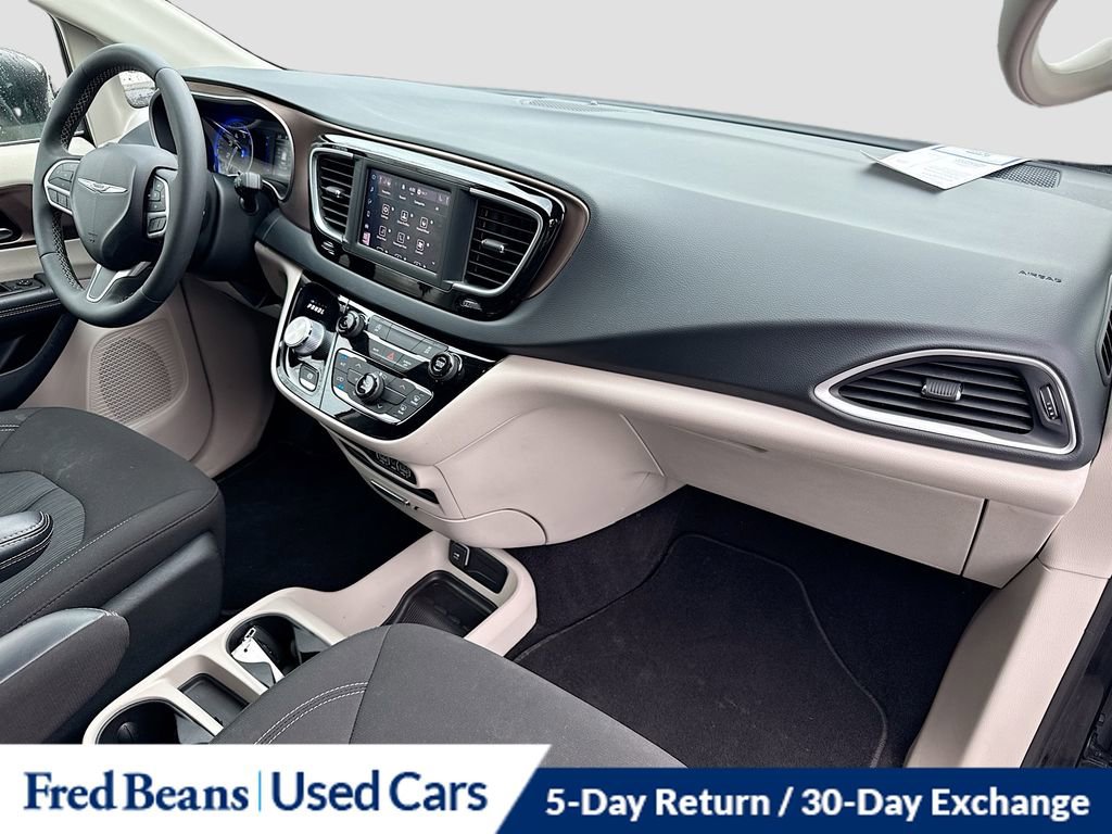 Used 2022 Chrysler Voyager LX image 28