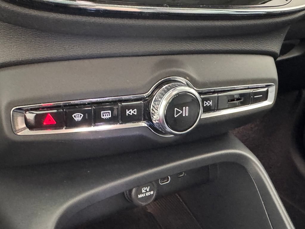 Certified 2025 Volvo XC40 B5 Plus AWD/4WD image 23