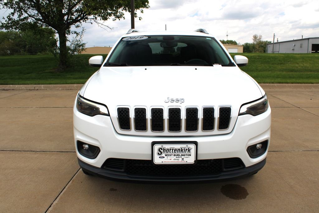 Used 2019 Jeep Cherokee Latitude Plus w/ Comfort/Convenience Group AWD/4WD image 2
