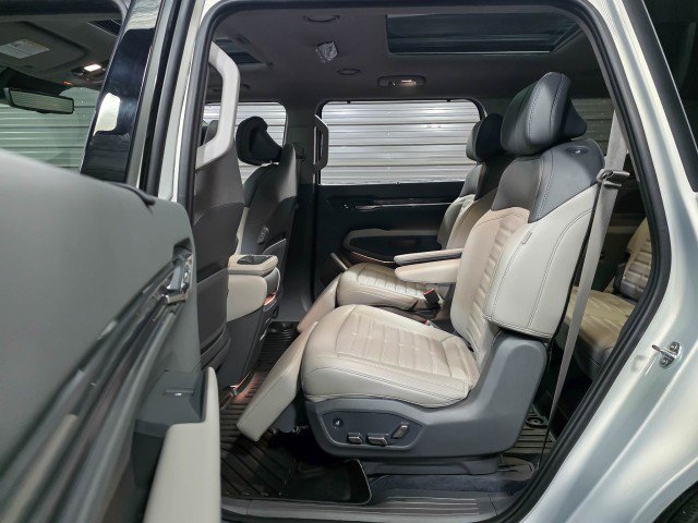 Used 2024 Kia EV9 Land image 15