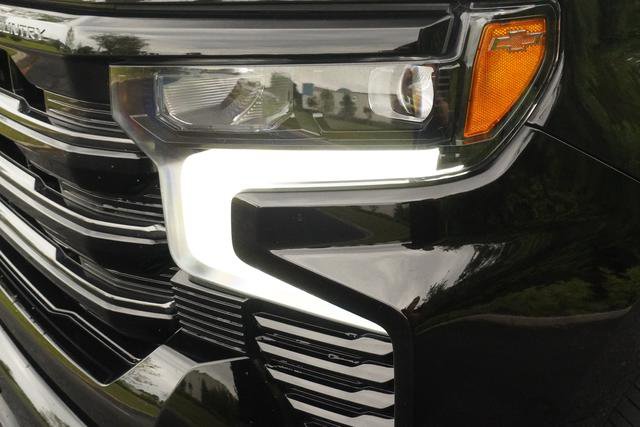 Used 2025 Chevrolet Silverado 1500 High Country w/ High Country Premium Package AWD/4WD image 38