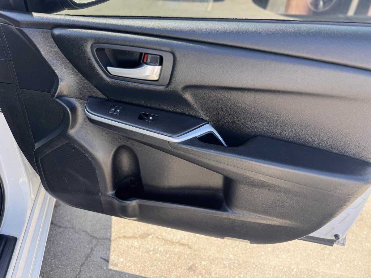 Used 2016 Toyota Camry SE image 12