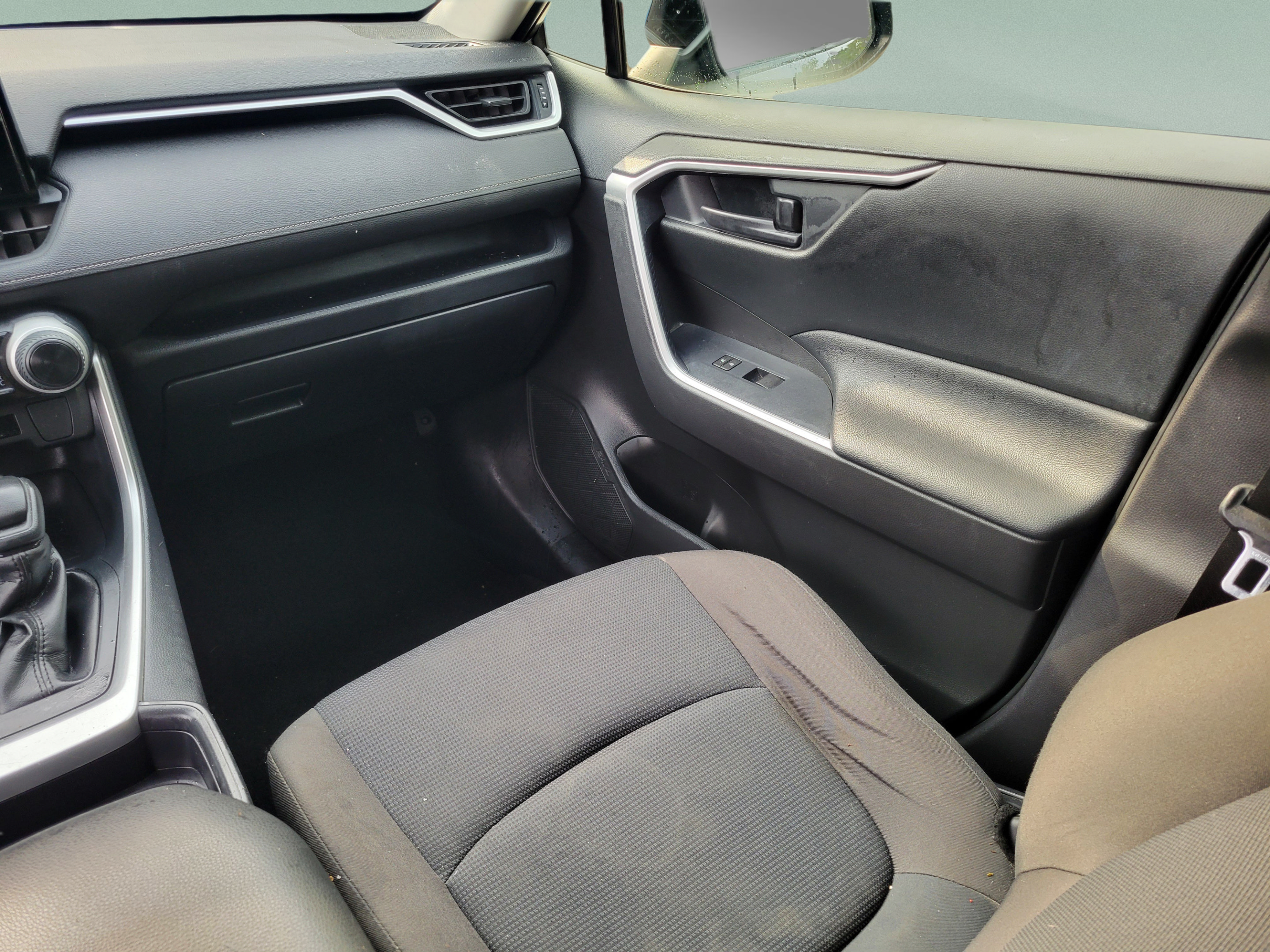 Used 2020 Toyota RAV4 LE w/ Carpet Mat Package FWD image 10