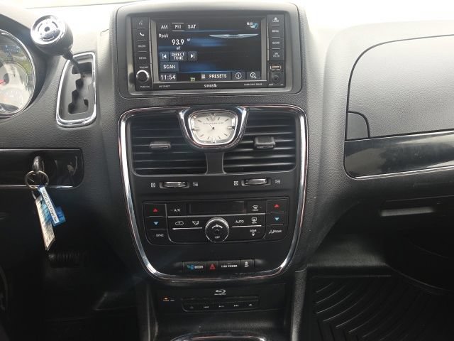 Used 2015 Chrysler Town & Country S FWD image 30