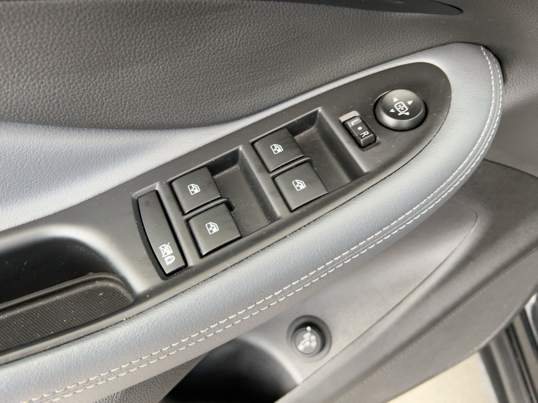 Used 2020 Buick Envision Essence w/ LPO, Cargo Package image 13