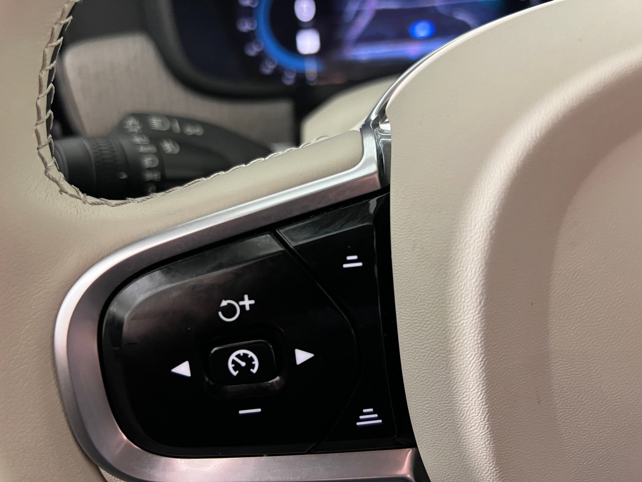 Used 2025 Volvo S90 B6 Plus image 18