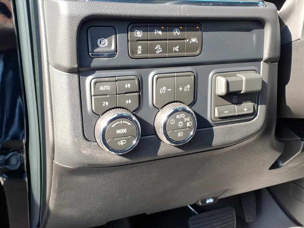 New 2026 Chevrolet Suburban Z71 w/ Z71 Off-Road Package AWD/4WD image 15
