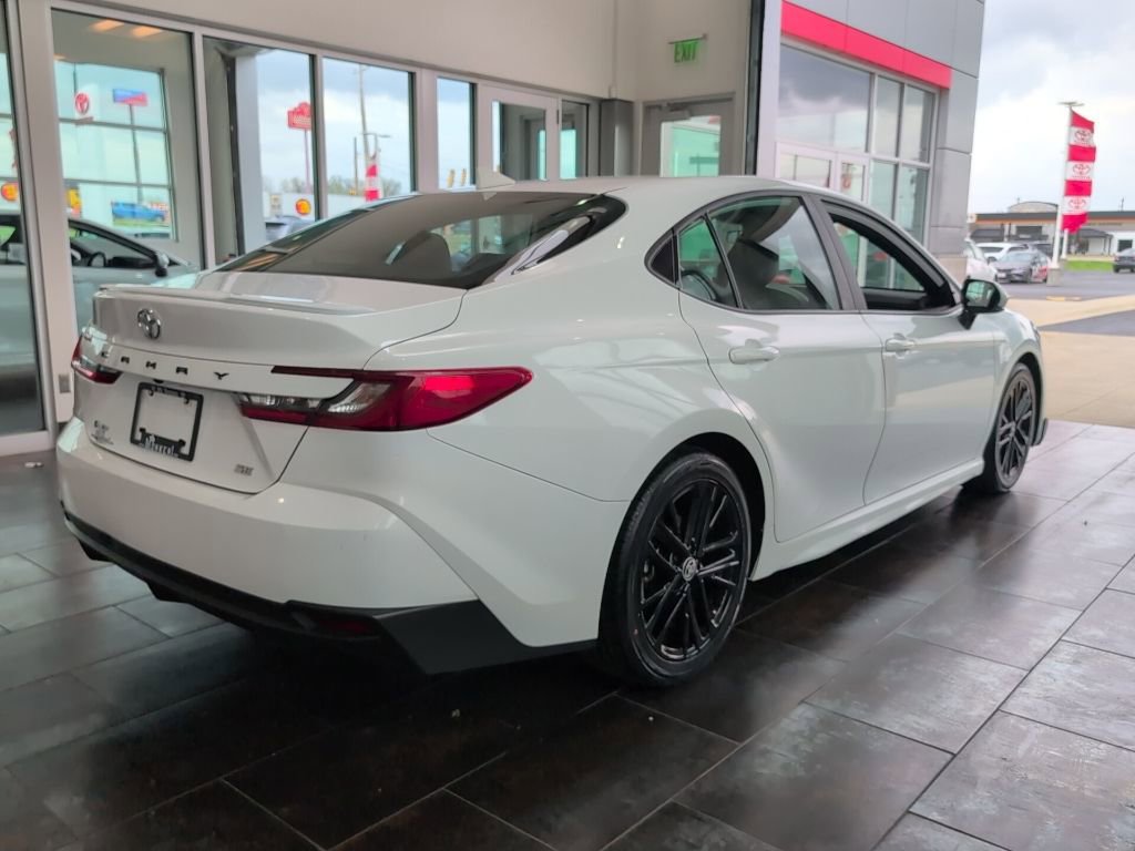 Used 2025 Toyota Camry SE image 7