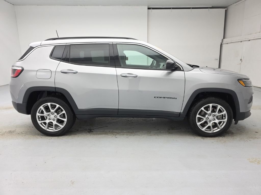 Used 2023 Jeep Compass Latitude image 13