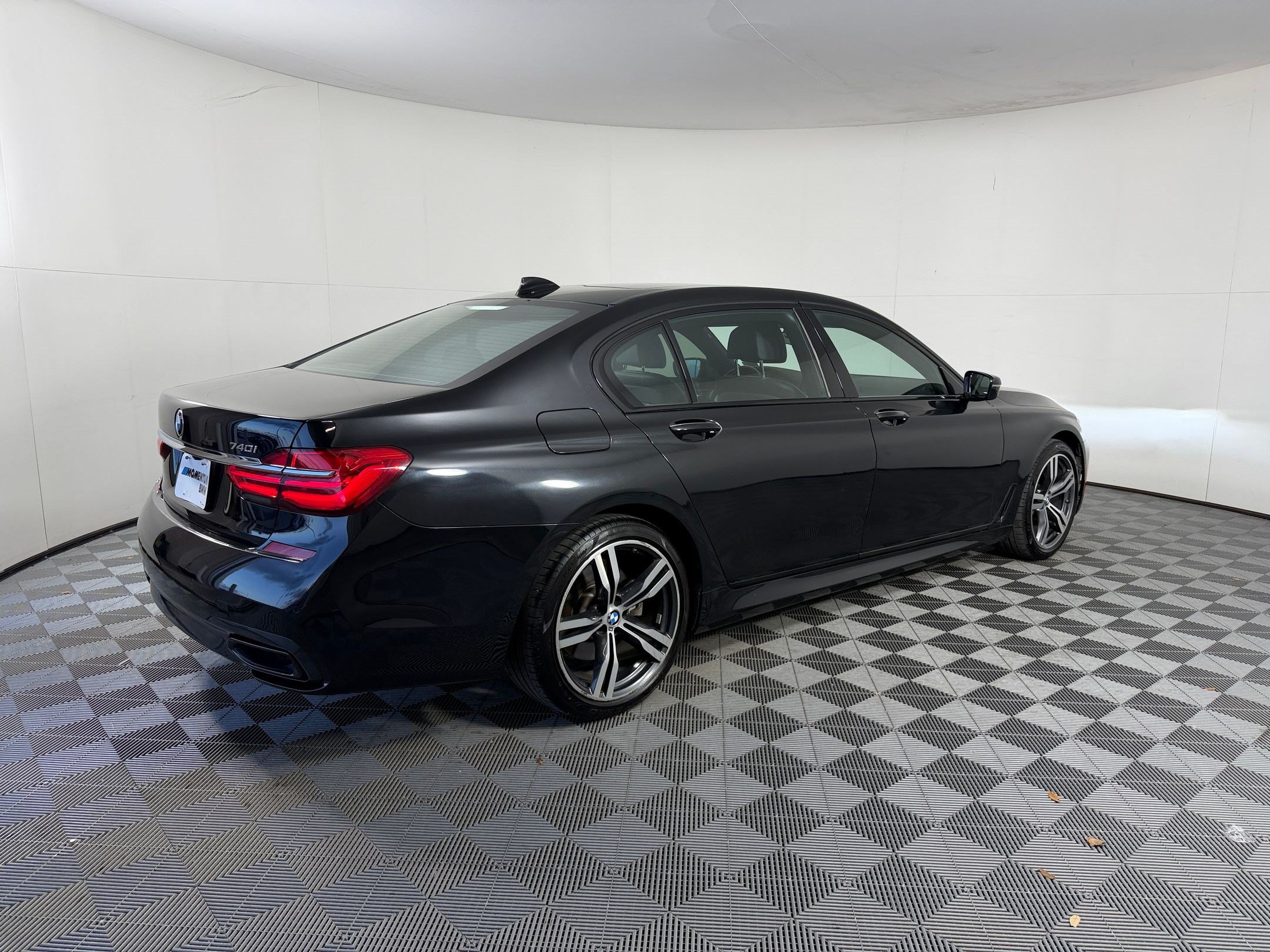 Used 2019 BMW 740i w/ M Sport Package RWD image 9