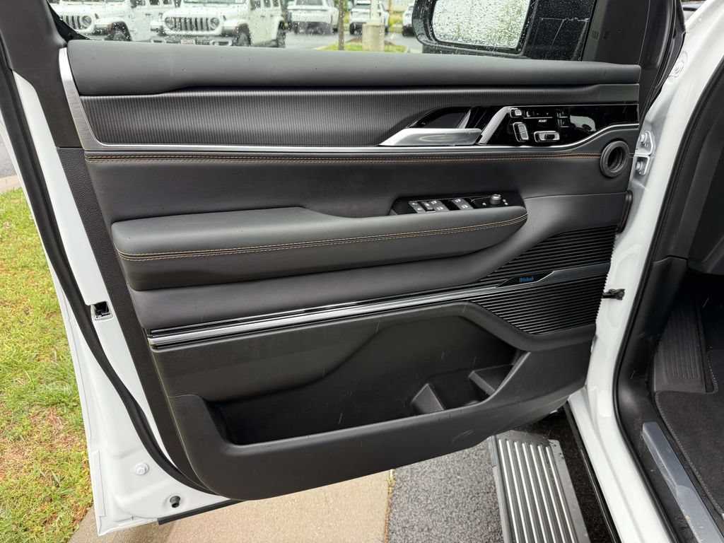 New 2026 Jeep Grand Wagoneer Summit AWD/4WD image 32