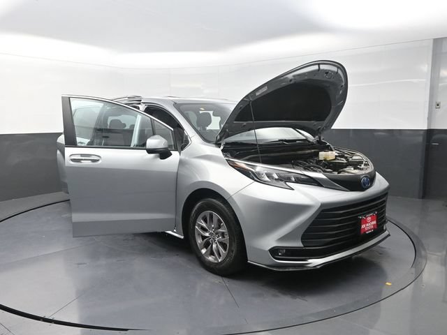 Used 2025 Toyota Sienna XLE FWD image 38
