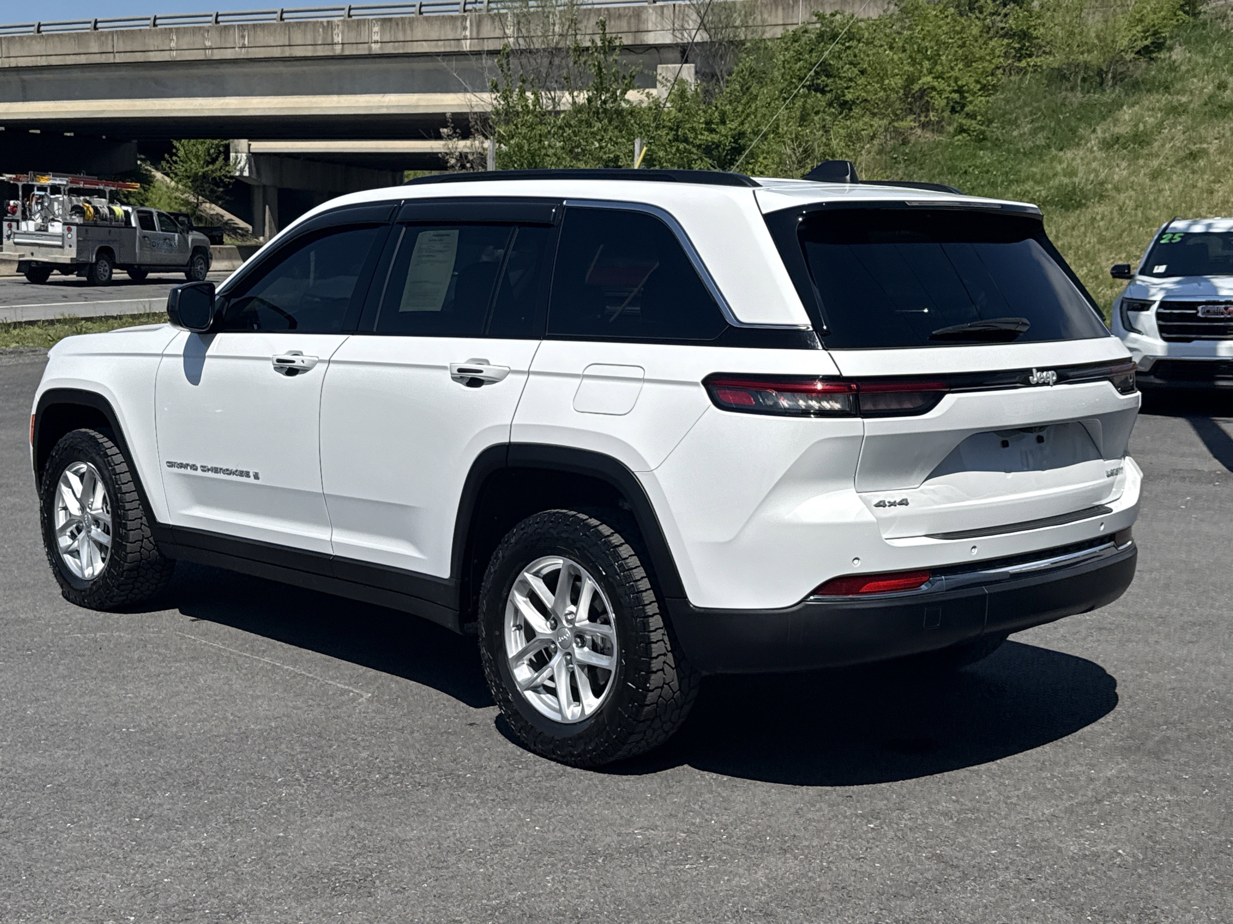 Used 2024 Jeep Grand Cherokee Laredo X w/ Trailer Tow Package AWD/4WD image 8