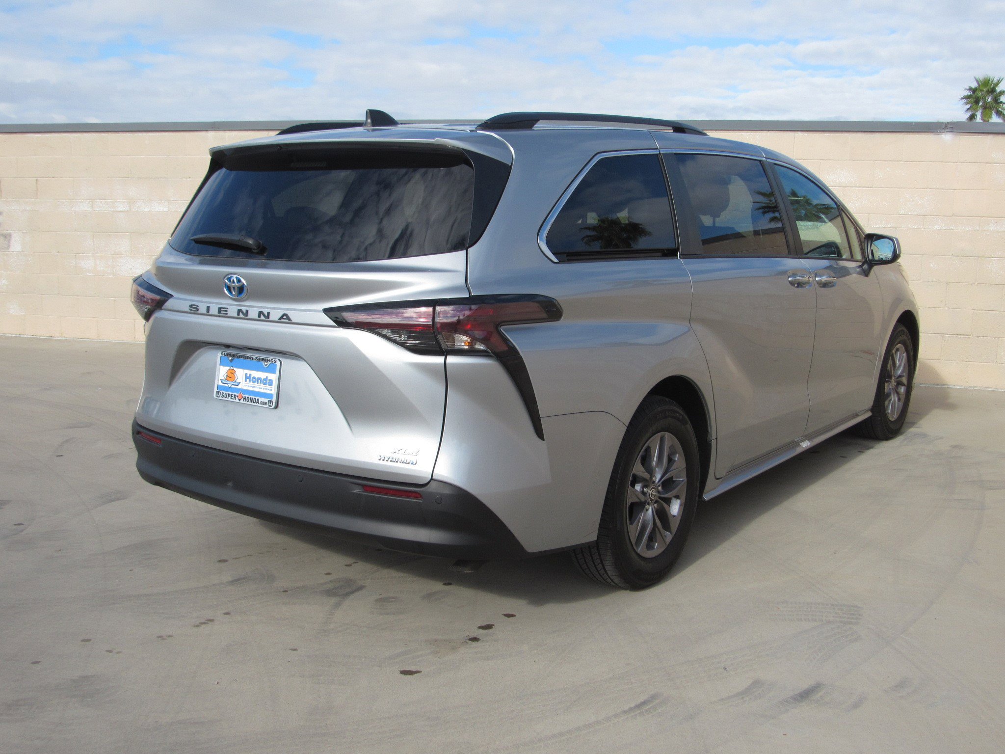 Used 2024 Toyota Sienna XLE image 5
