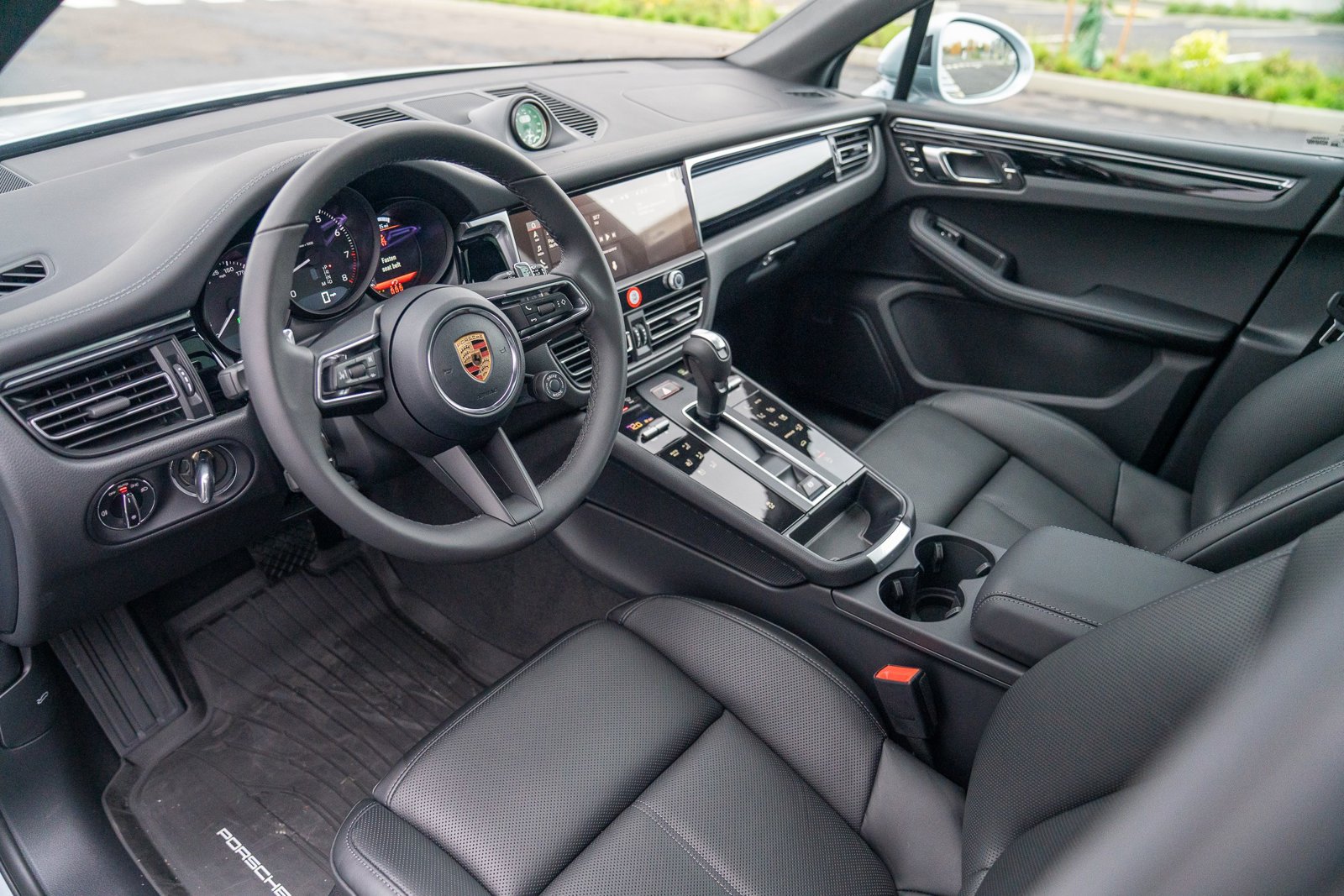 Certified 2026 Porsche Macan AWD/4WD image 4