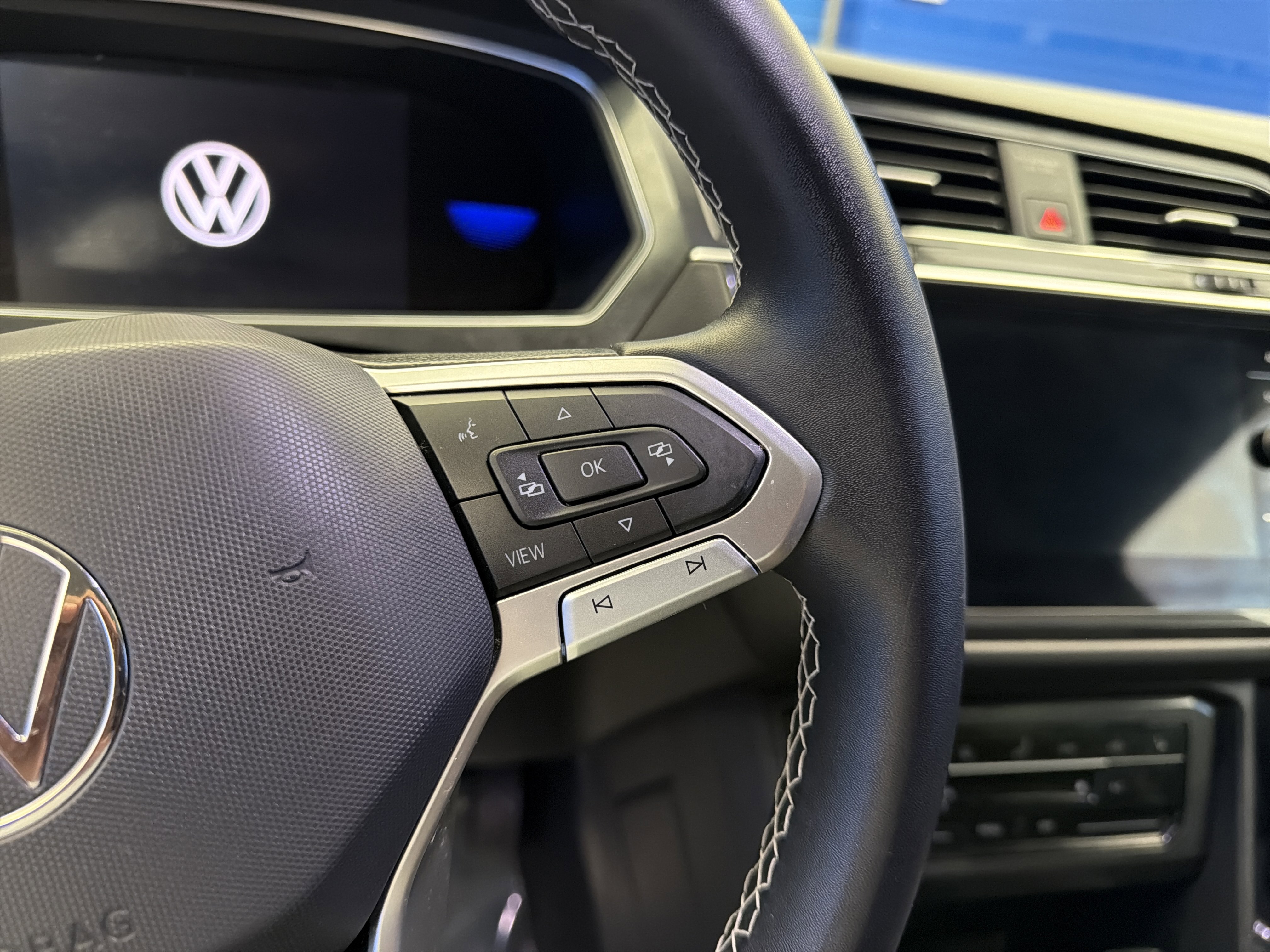 Used 2023 Volkswagen Tiguan SE w/ Panoramic Sunroof Package FWD image 17