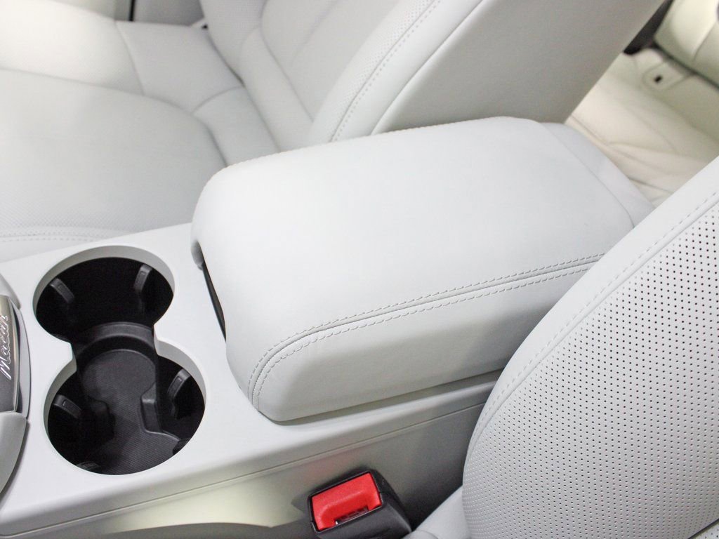 Certified 2025 Porsche Macan image 32