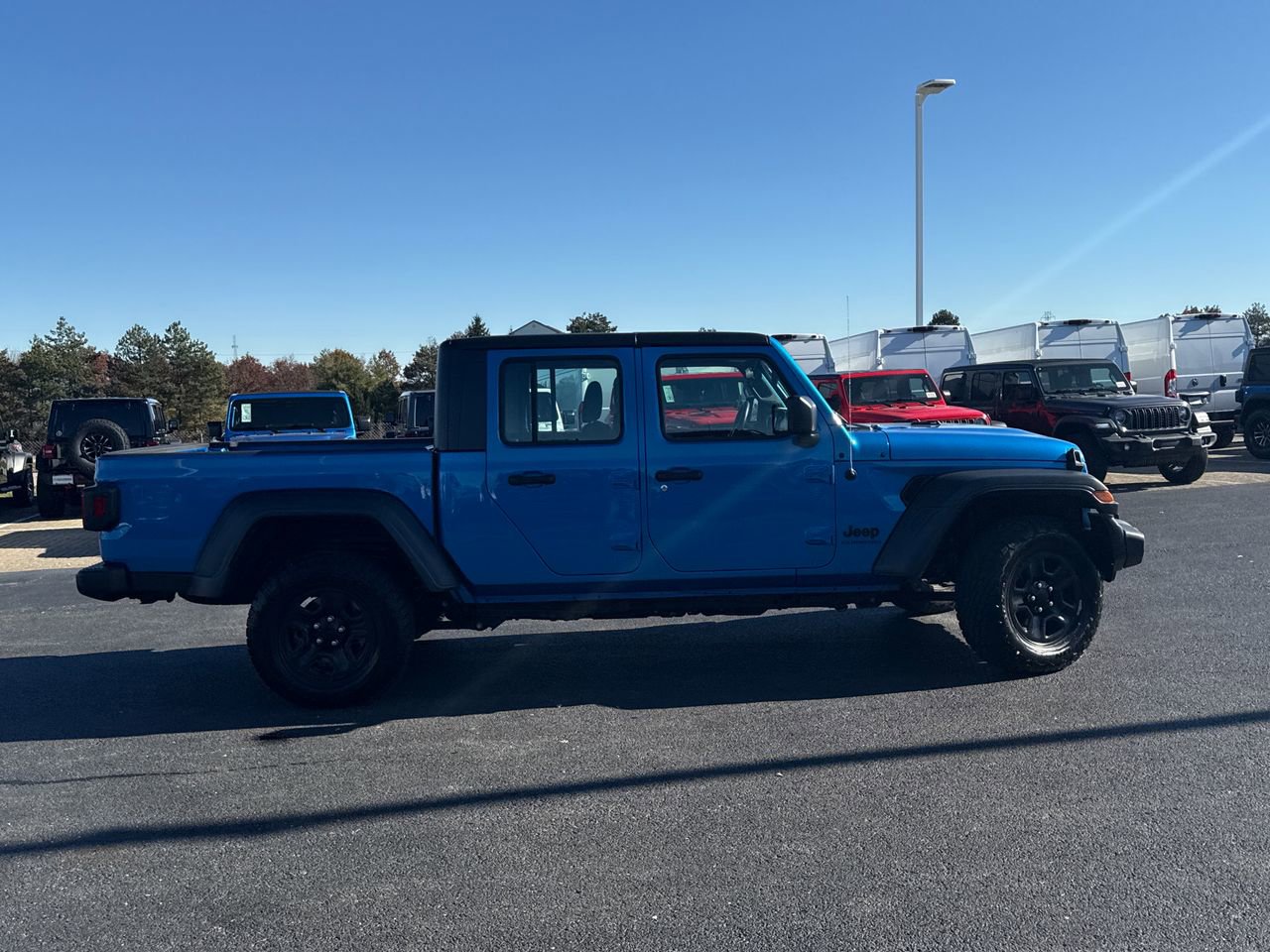 Used 2020 Jeep Gladiator Sport image 2