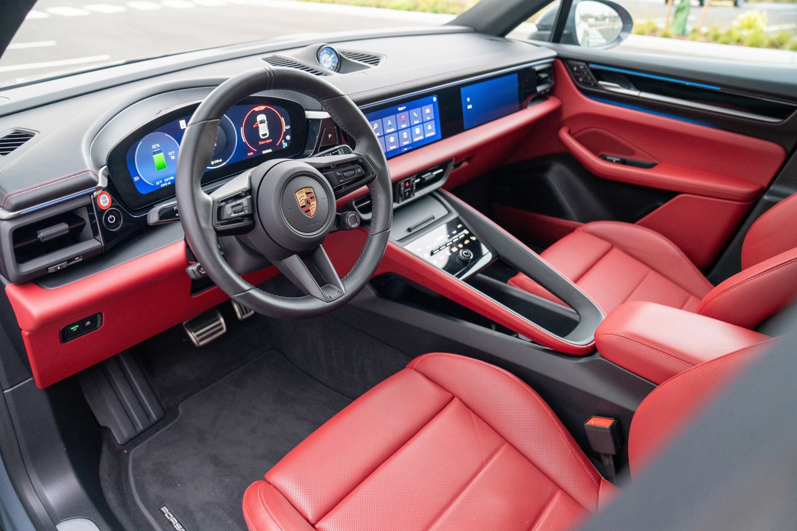 Certified 2025 Porsche Macan Electric image 4