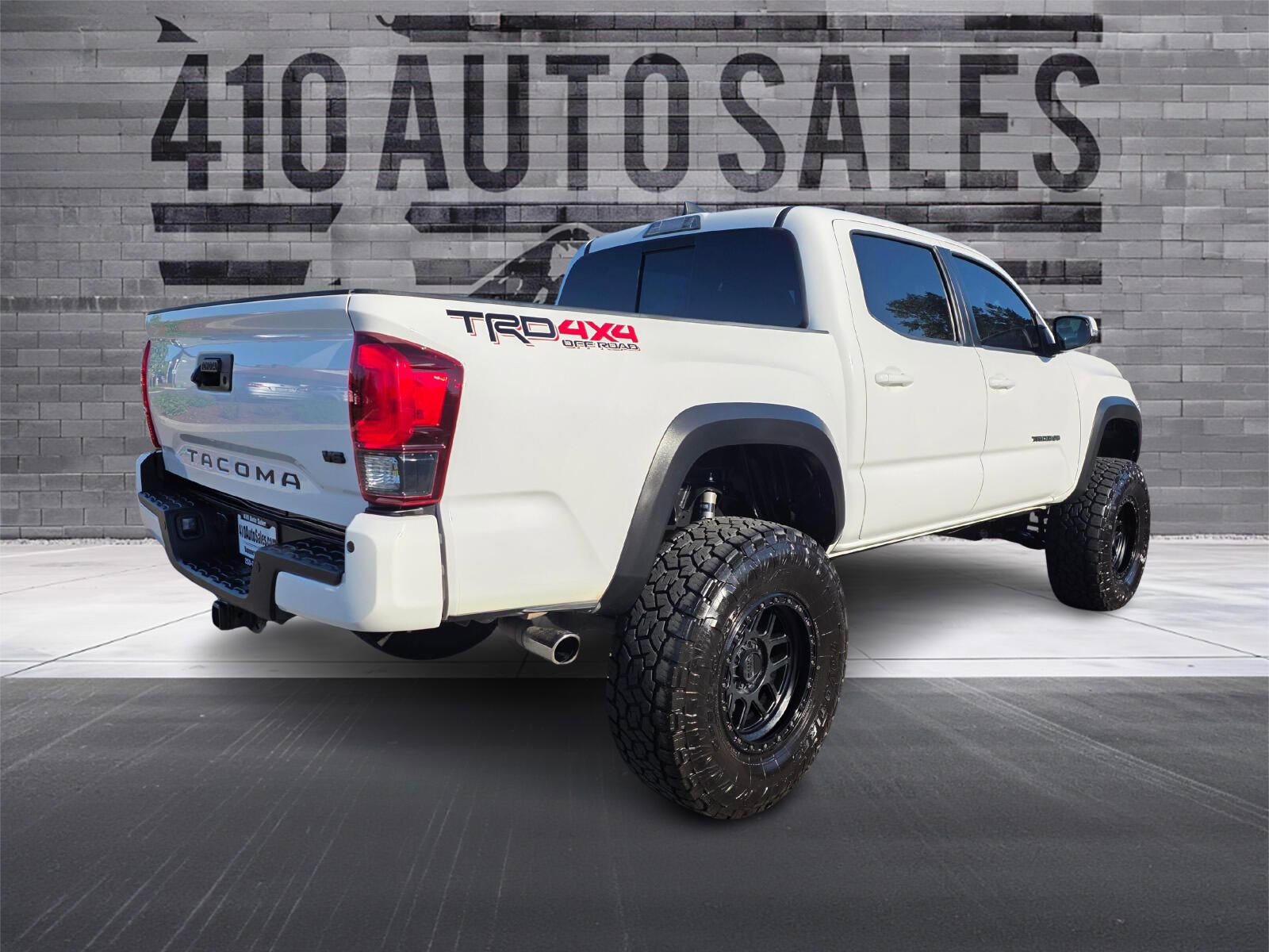 Used 2018 Toyota Tacoma TRD Off-Road w/ Technology Package AWD/4WD image 3
