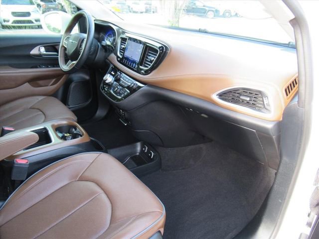 Used 2017 Chrysler Pacifica Limited FWD image 11