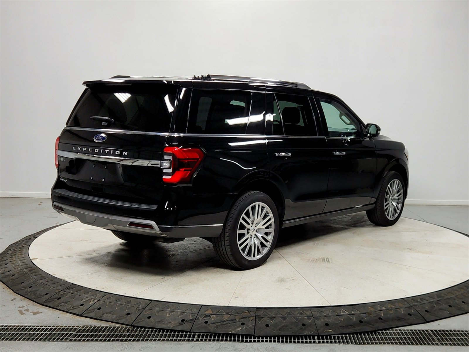 Used 2023 Ford Expedition Limited image 7