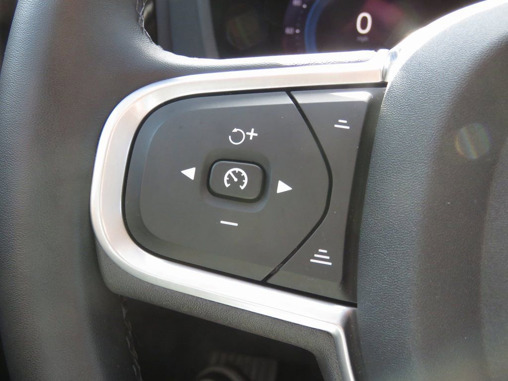 Used 2022 Volvo XC60 B5 Momentum image 23