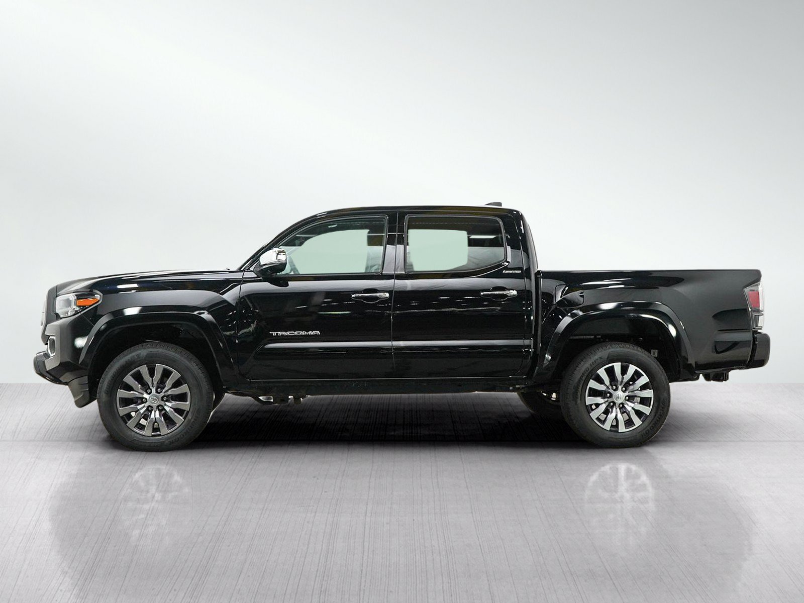 Used 2022 Toyota Tacoma Limited AWD/4WD image 2
