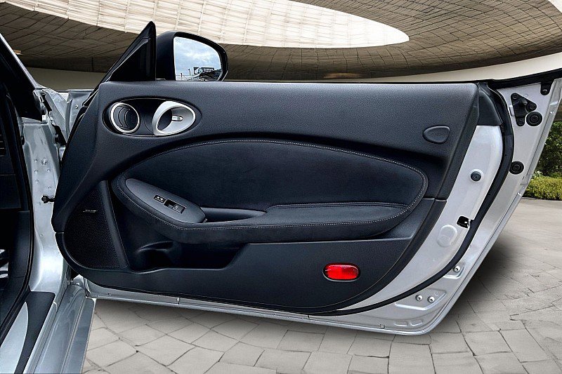 Used 2017 Nissan 370Z Touring image 18