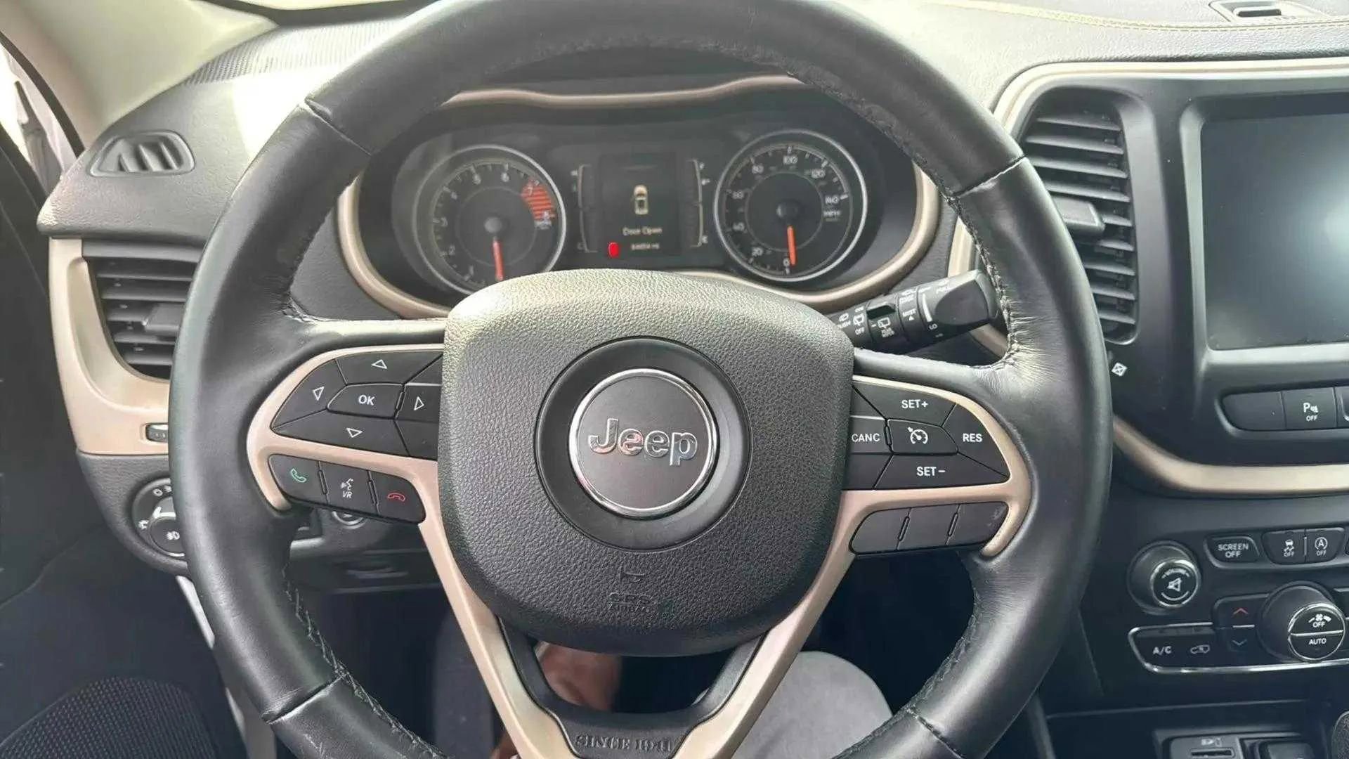 Used 2017 Jeep Cherokee Latitude w/ Comfort/Convenience Group image 10