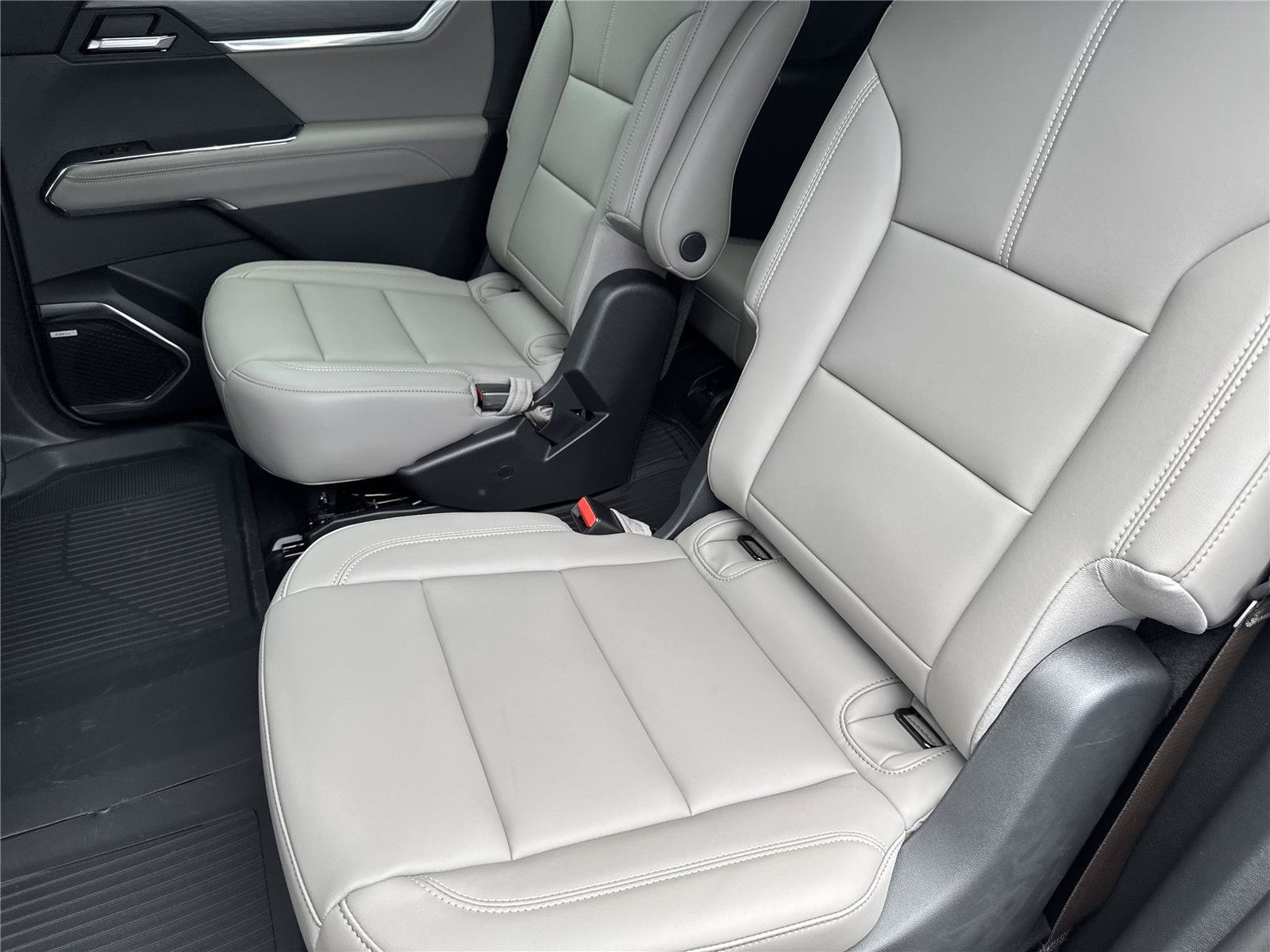 New 2026 GMC Acadia Elevation w/ Elevation Premium Package FWD image 30