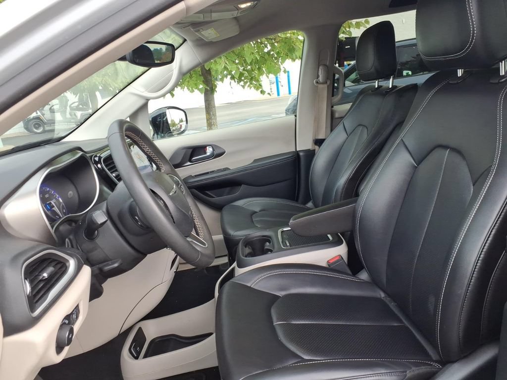 Used 2024 Chrysler Pacifica Touring-L FWD image 18