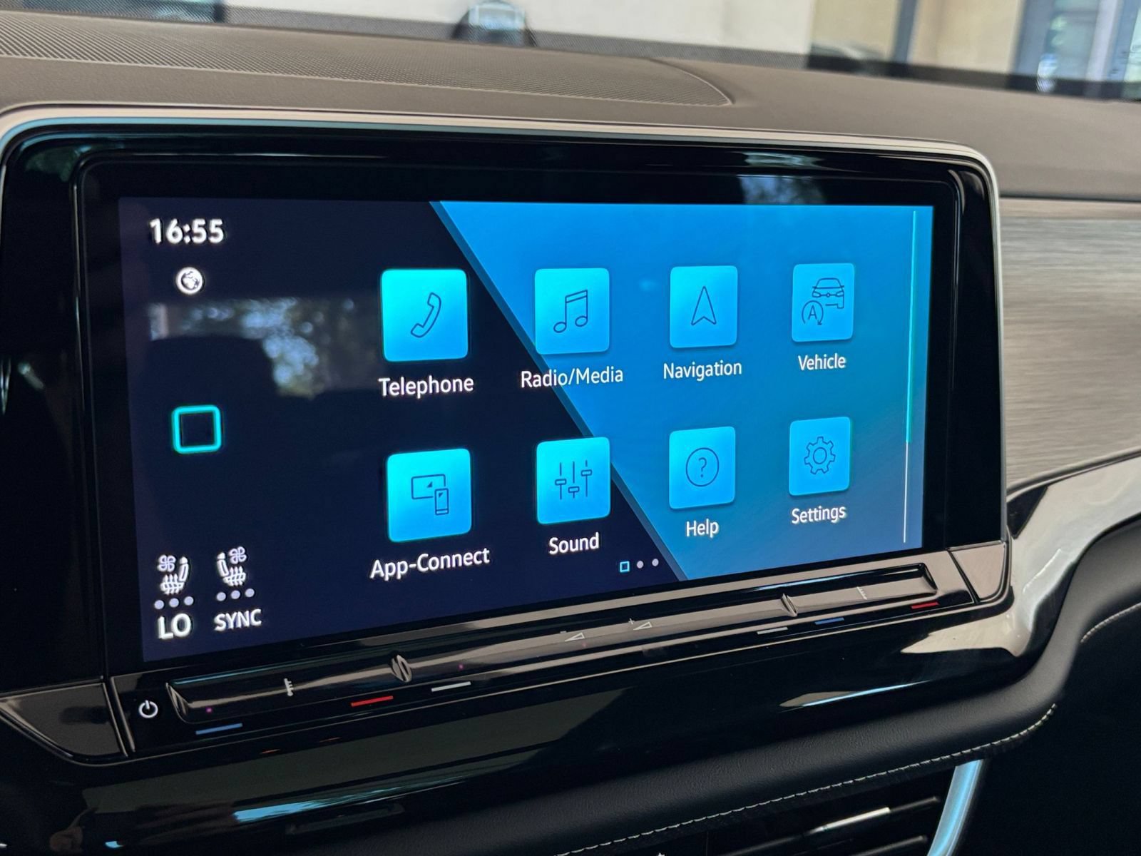 Used 2026 Volkswagen Atlas Cross Sport SE FWD image 20