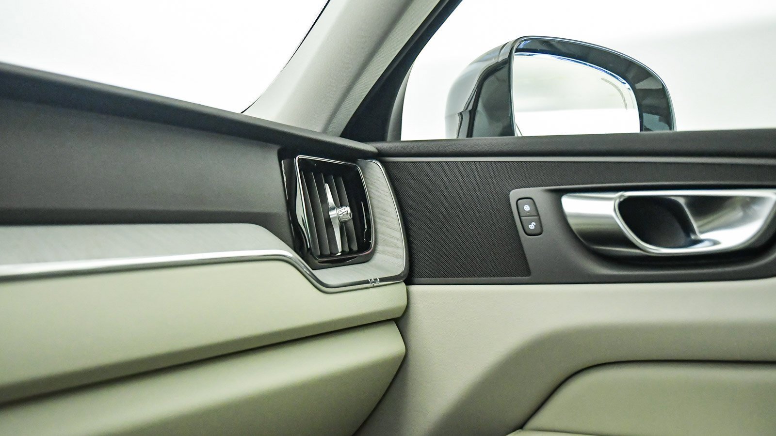 Certified 2025 Volvo XC60 T8 Plus w/ Protection Package Premier image 24