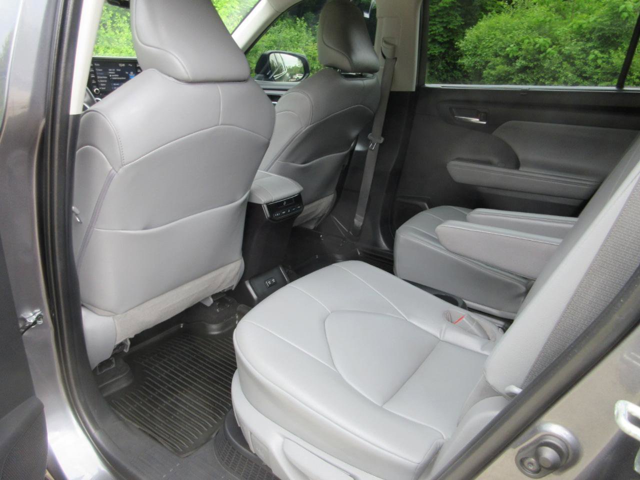 Used 2021 Toyota Highlander XLE FWD image 37