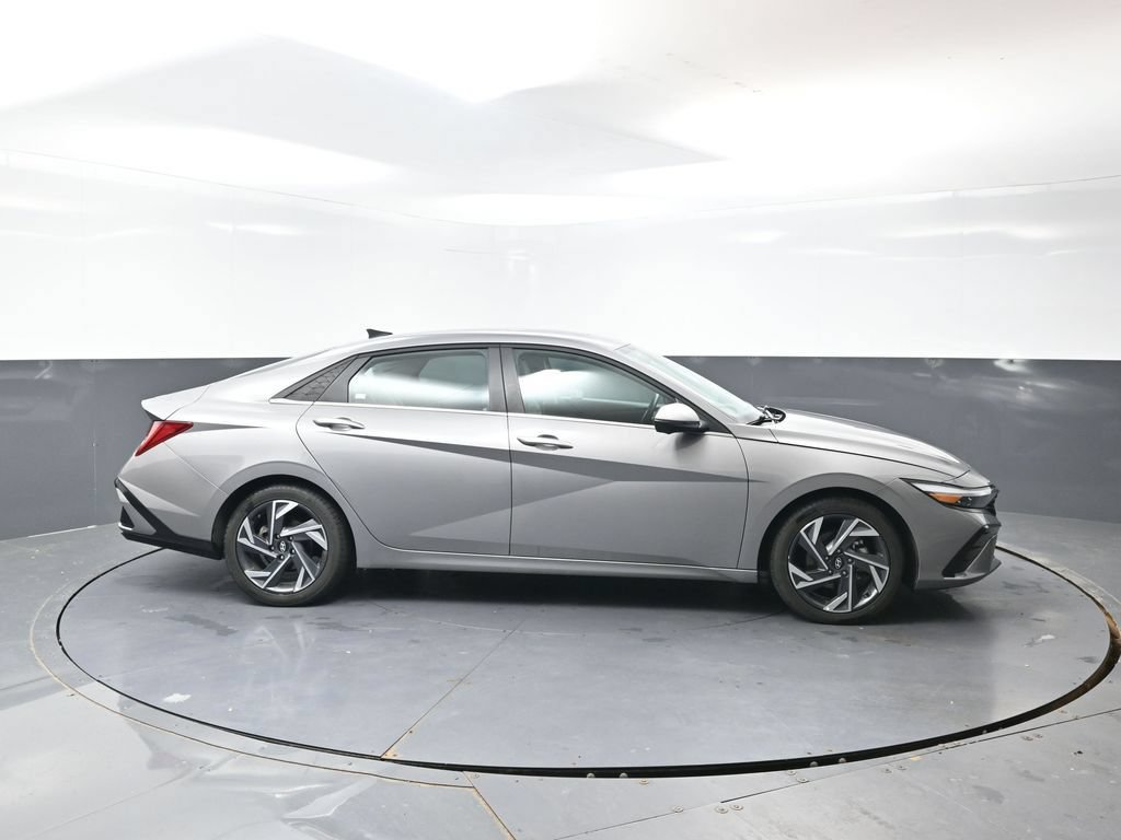 Used 2024 Hyundai Elantra Limited FWD image 3