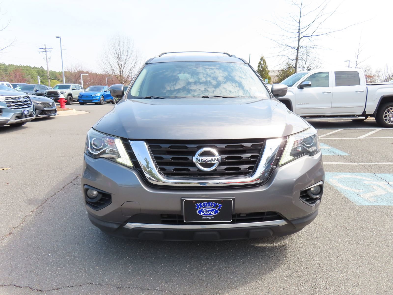 Used 2019 Nissan Pathfinder SV image 2