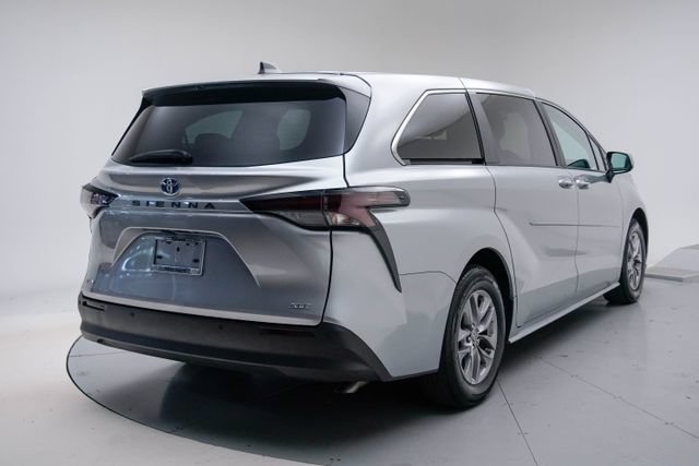 Used 2025 Toyota Sienna XLE FWD image 21