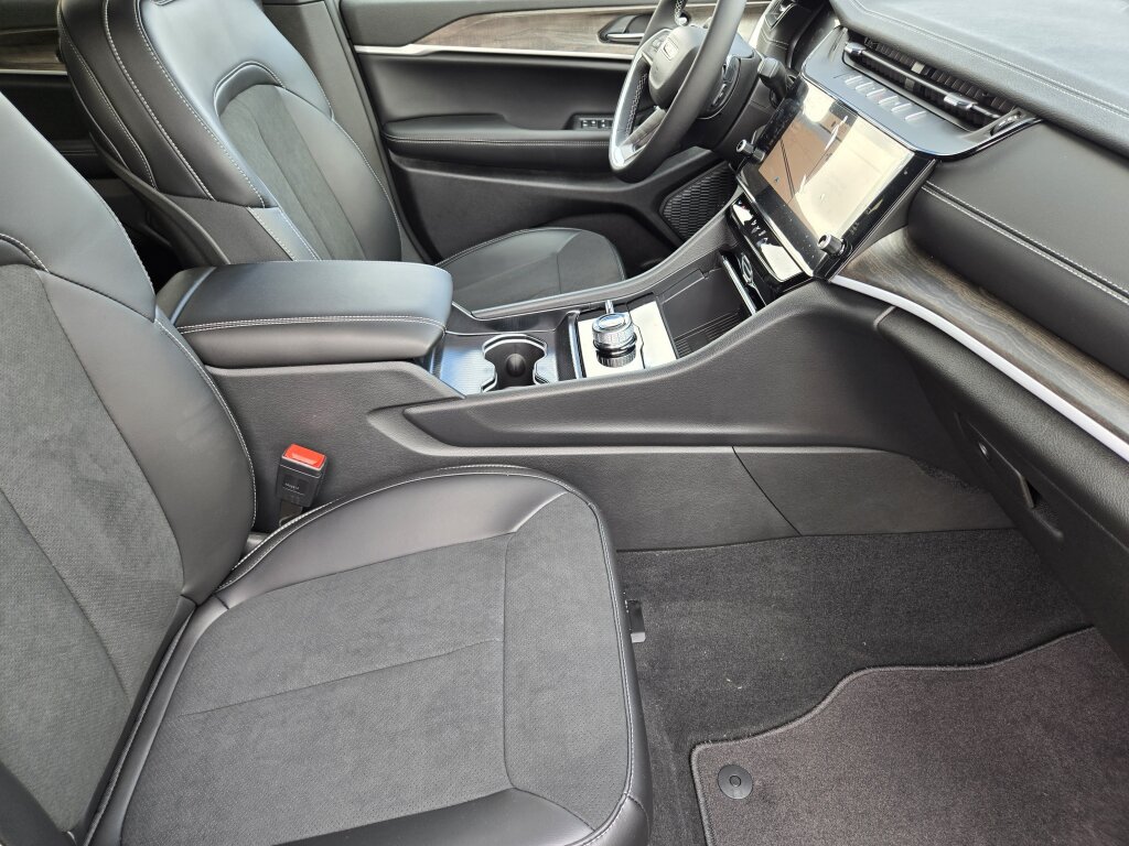 New 2027 Jeep Grand Cherokee Altitude AWD/4WD image 15