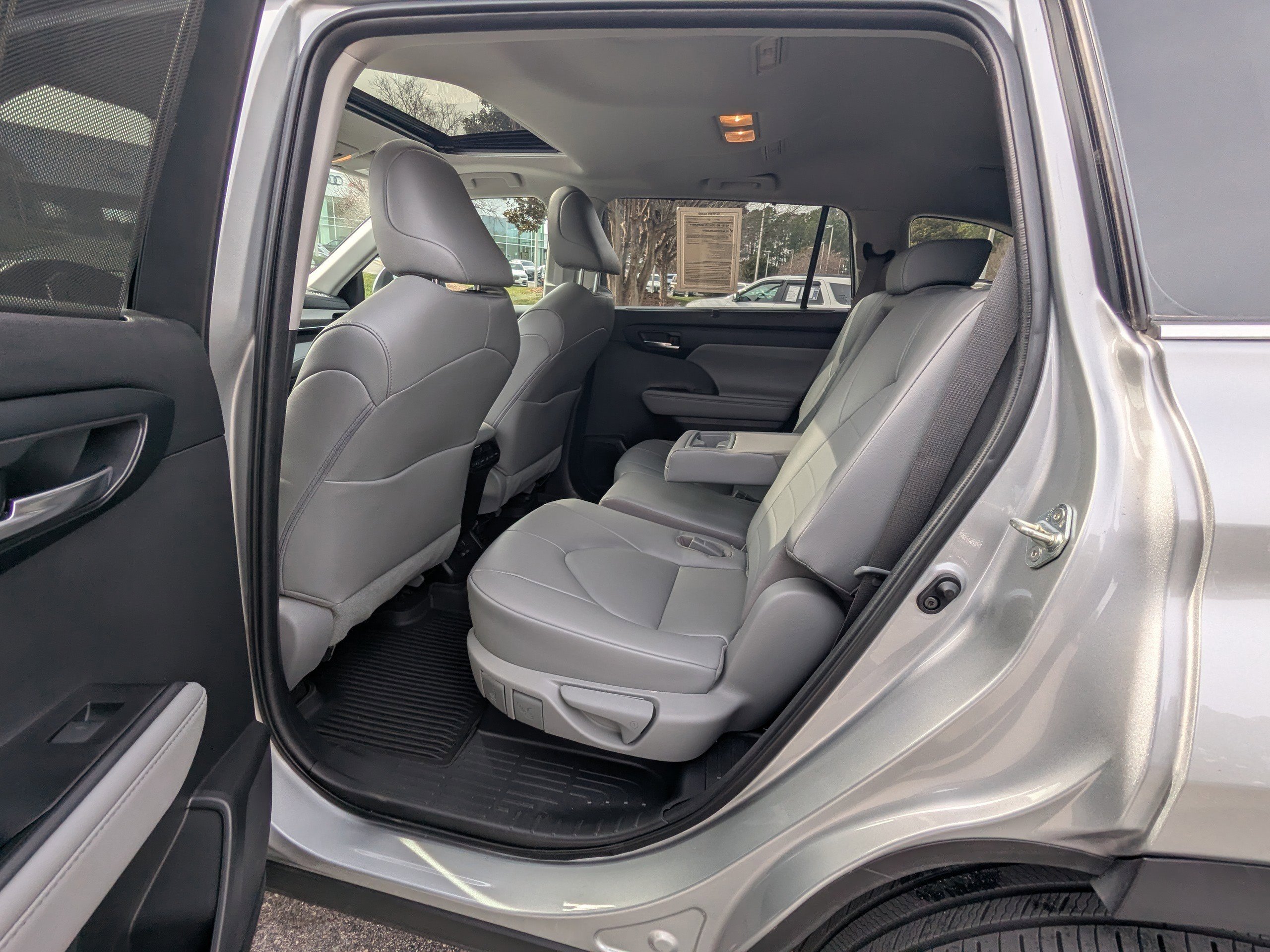 Used 2023 Toyota Highlander XLE image 11