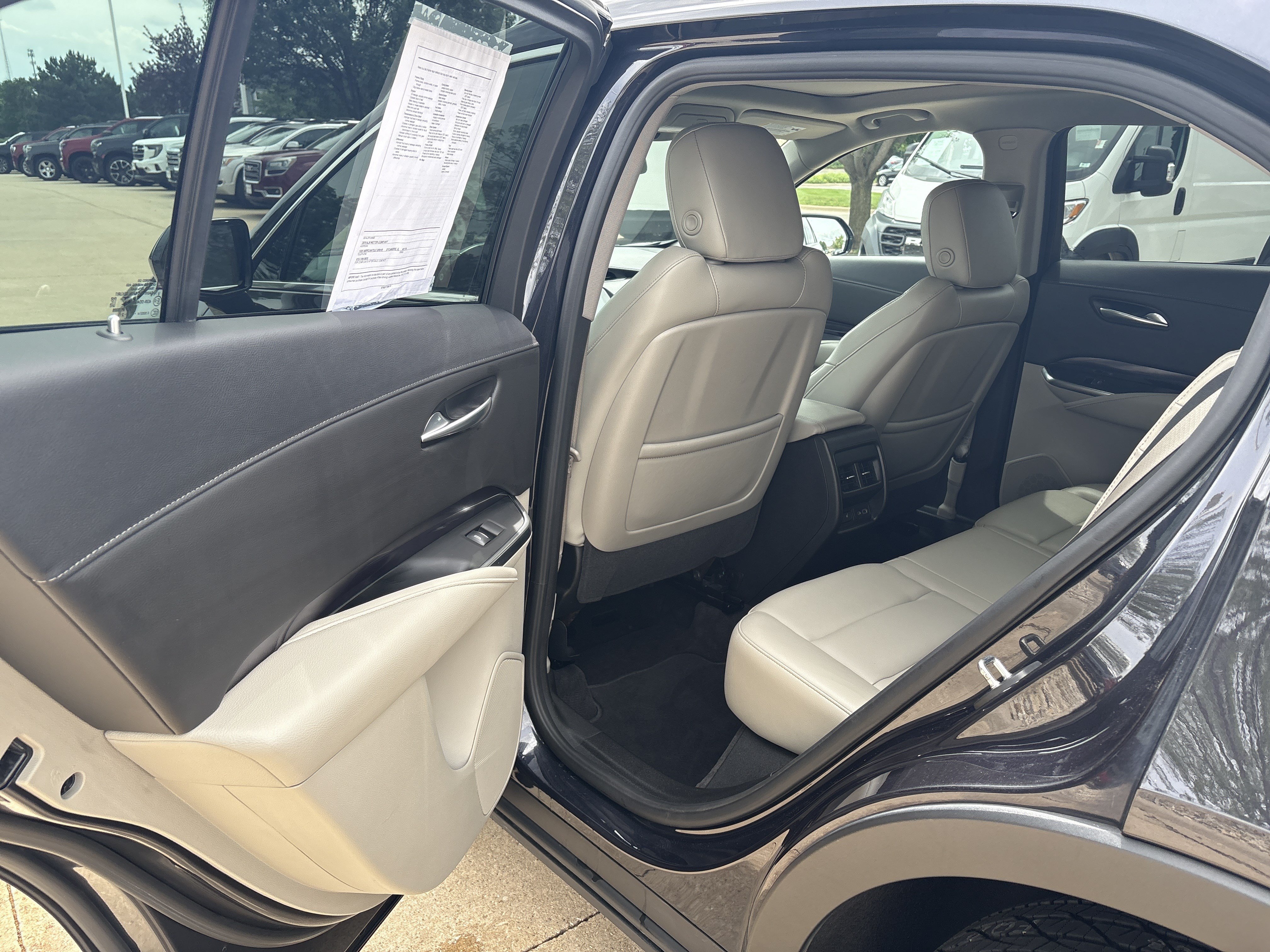 Used 2022 Cadillac XT4 Luxury w/ Cold Weather Package AWD/4WD image 11